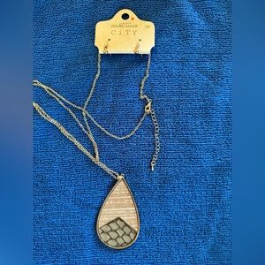 Gold Teardrop Pendant Necklace with Textured Inlay